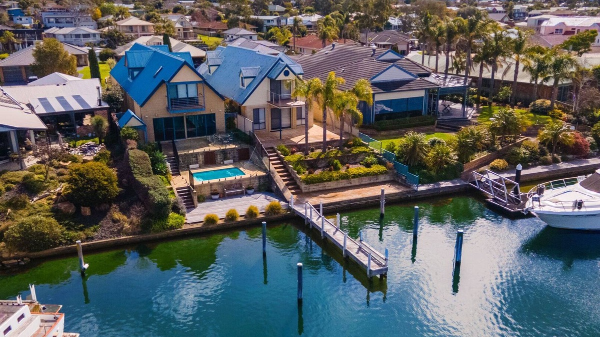 Paynesville House | The Loft - Beautiful waterfront accommodation on the canals in Paynesville.