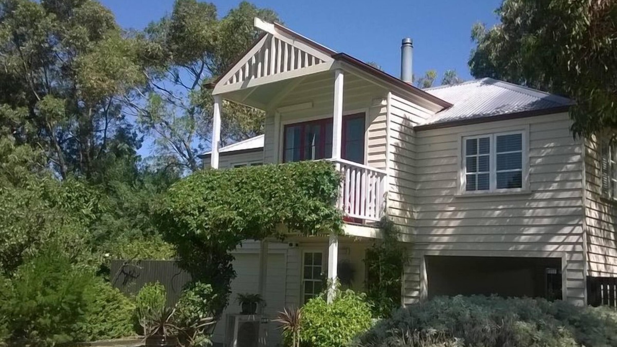 Port Fairy House | The Loft - modern apartment in heritage garden setting