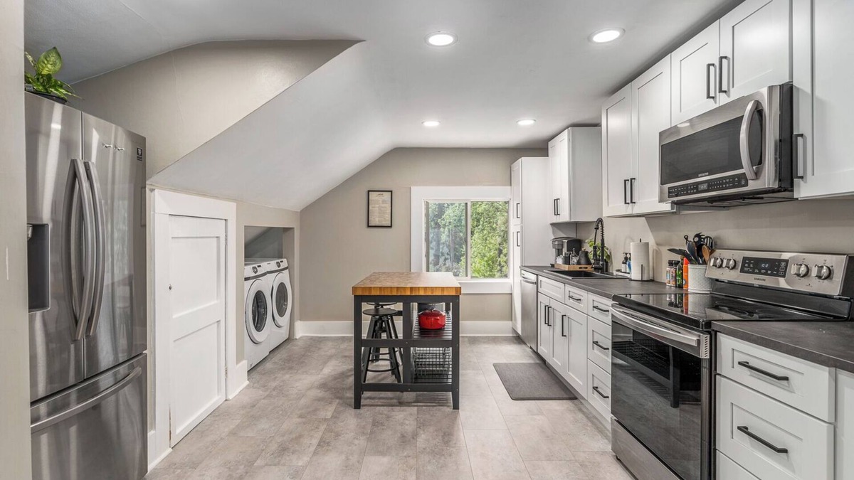 Cliff - Cannon House | The Loft on 13th~Modern & Cozy!