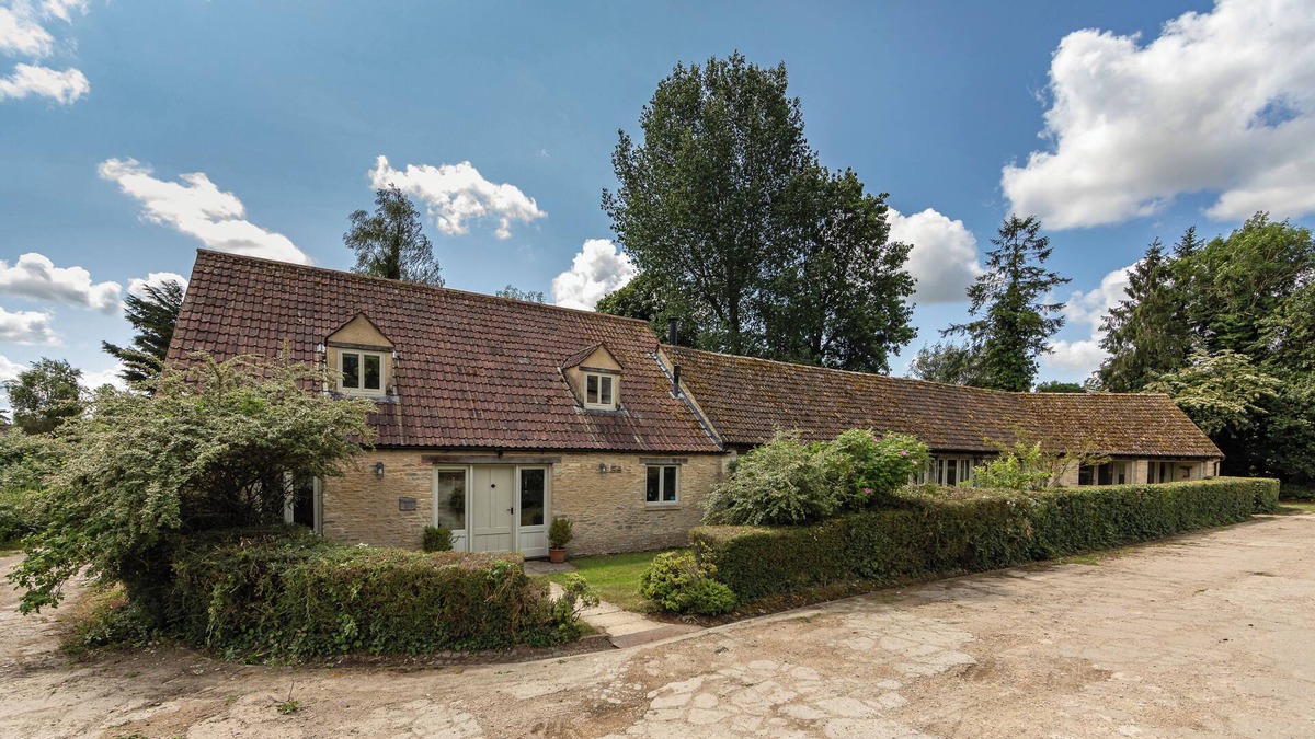 Tetbury House | THE LONG BARN, pet friendly, with open fire in Tetbury