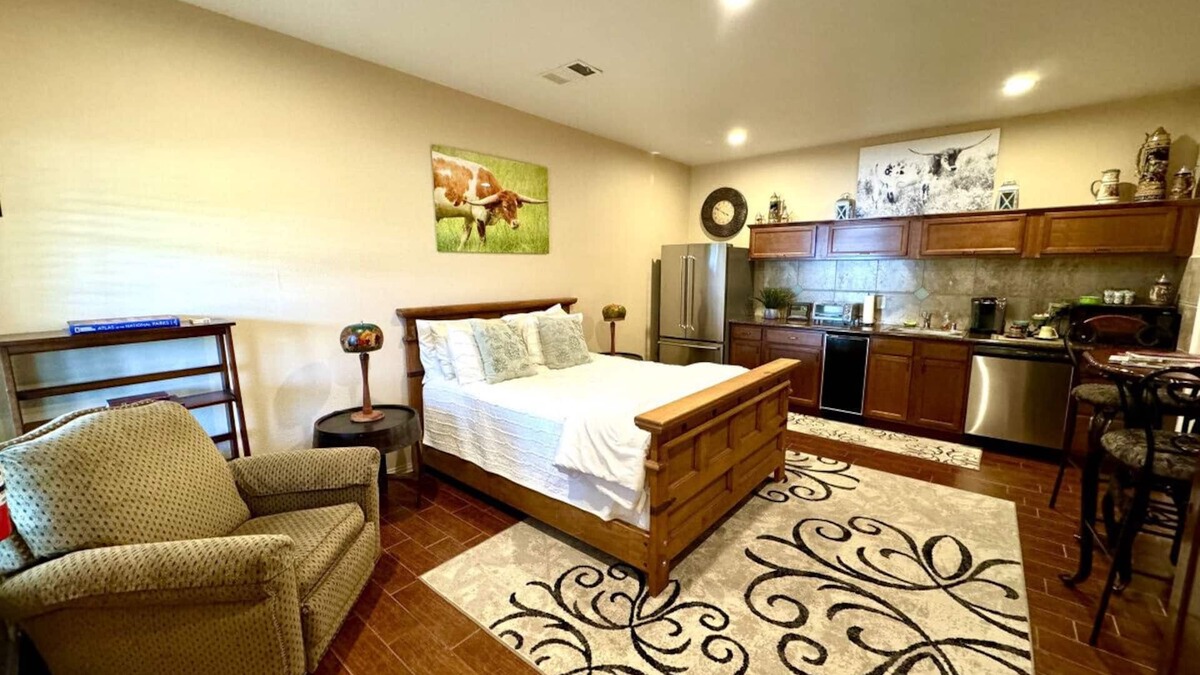 Fredericksburg House | The Longhorn Suite at Grape Creek Country Cottages