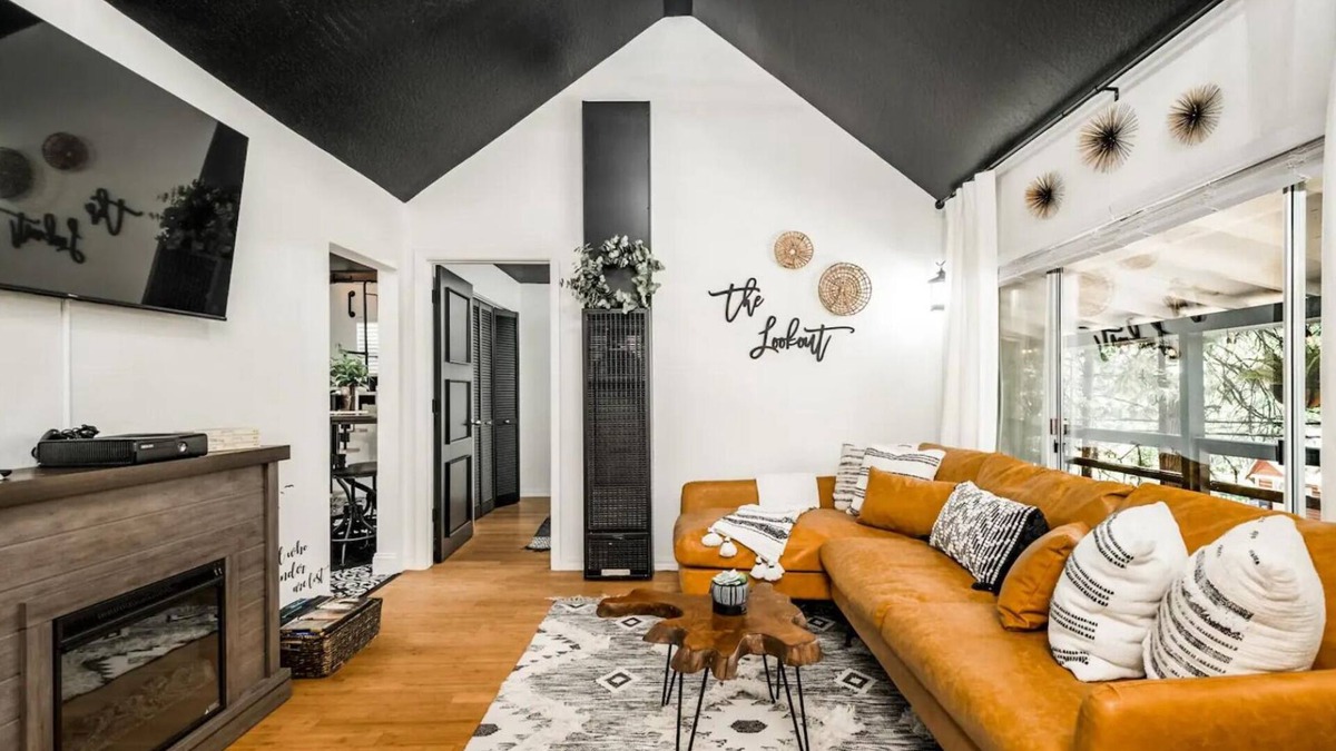 Long Barn Cabin | The Lookout: A Romantic Boho Getaway A/C - Pet Friendly!