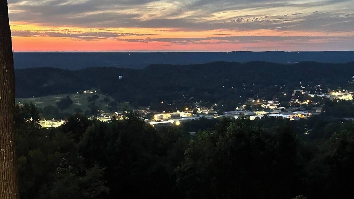 Fort Payne Cabin | The Lookout on Lookout! Modern 2BR cabin with a hot tub! Overlooking downtown!
