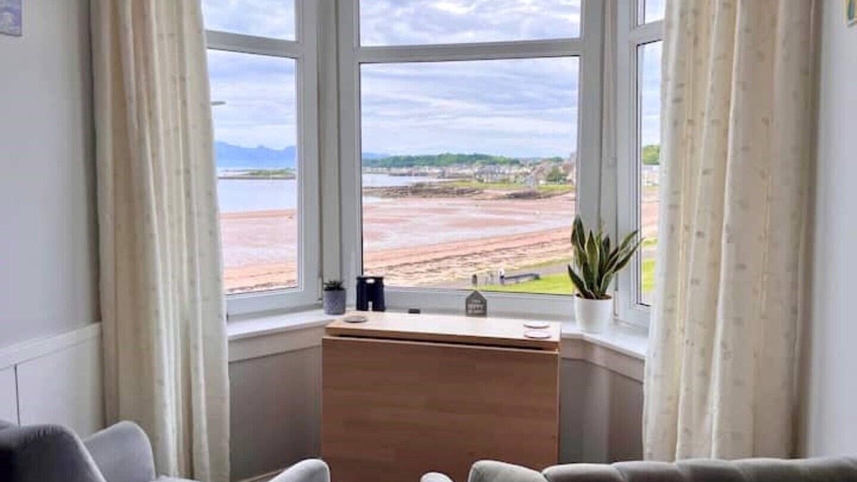 Millport Apartment | The Lookout, seafront, beachfront, stunning views