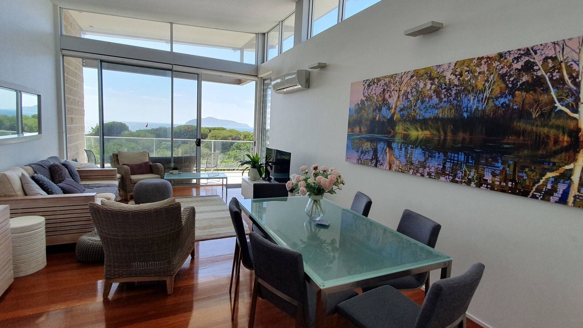 Hawks Nest Apartment | The Love Nest - luxury apartment with stunning views - stroll to beach