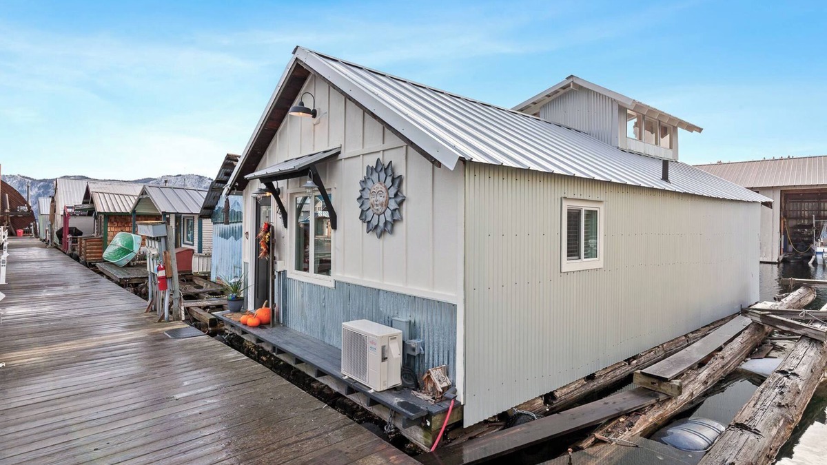 Bayview Boat Rental | The Love Shack Float House