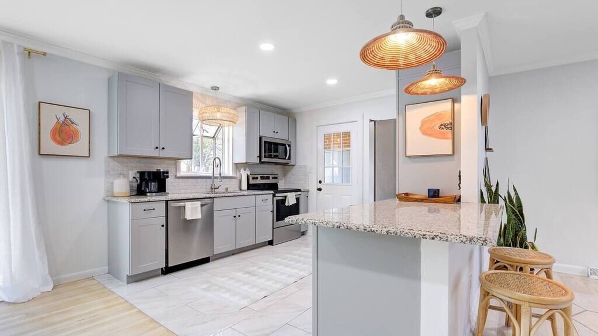 West Ashley House | The Low Tide - Marsh View, Hot Tub. Fire Pit, Great for Large Groups