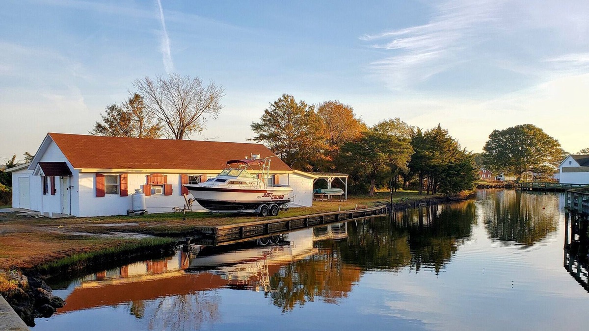 Engelhard House | The Lucky Hook, Hyde Co, Waterfront, Pet & Family Friendly w/kayaks, Fireplace