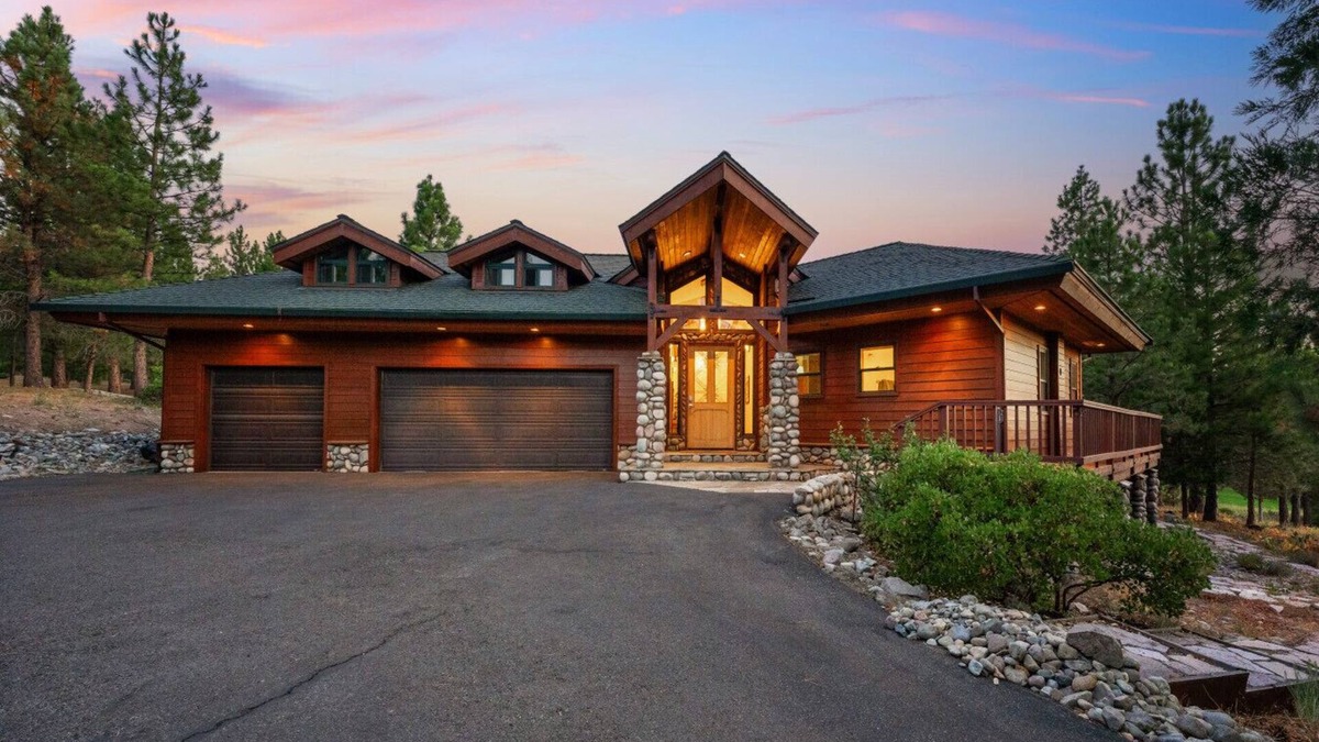 Gold Mountain House | The Luxe Lodge Private Hot Tub Golf Couples Pets Families Games Fire Pit Views