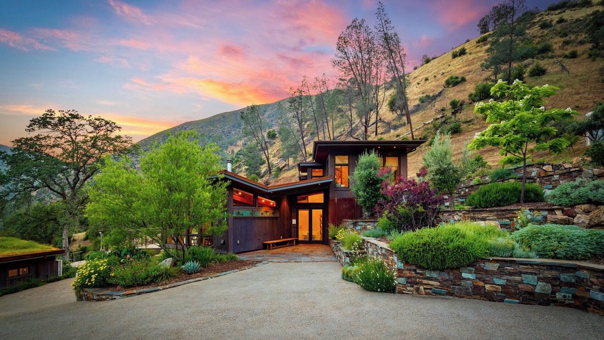 El Portal House | The Luxe Lodge | Yosemite EV Hot Tub Views