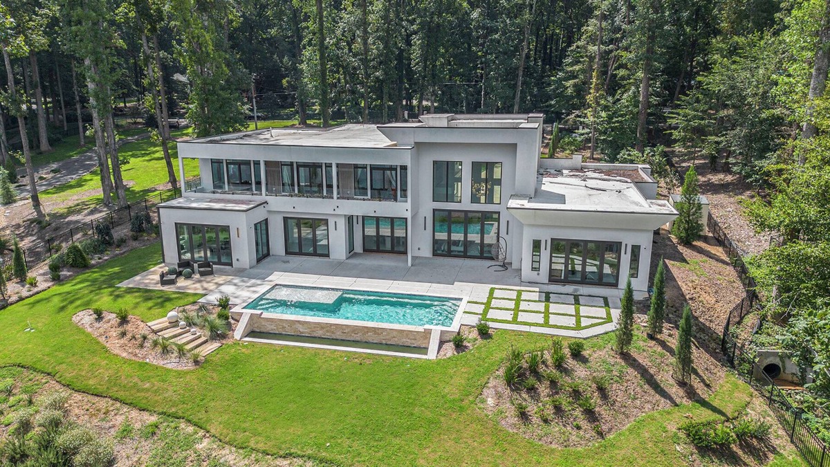 Jonesboro House | The Luxe Waterside Retreat