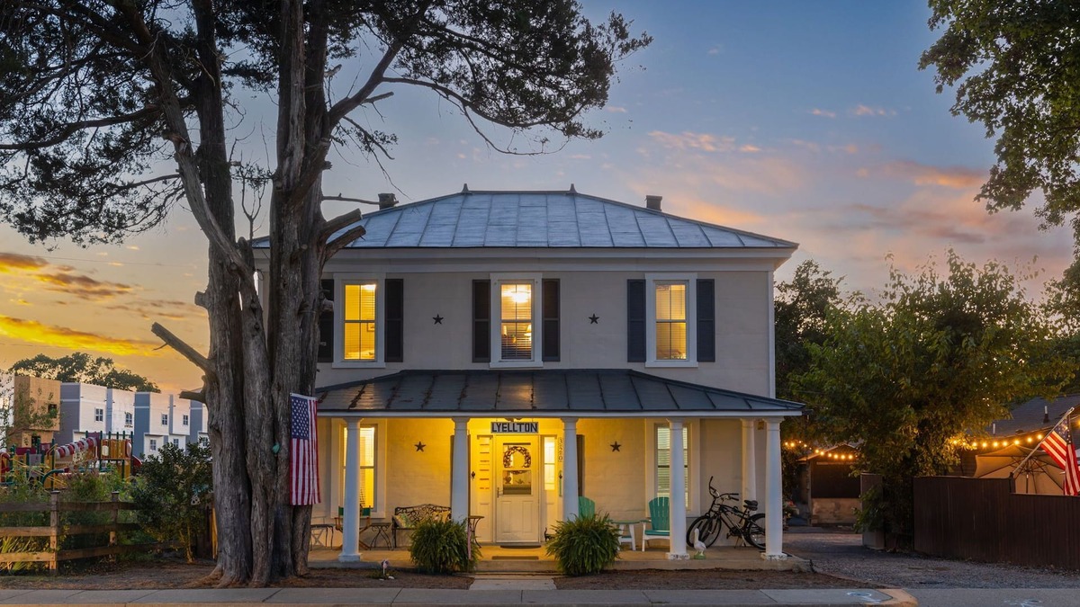 Issue House | The Lyellton House: 6 Bd 4Ba - Steps to Shops & Shore - Pet Friendly