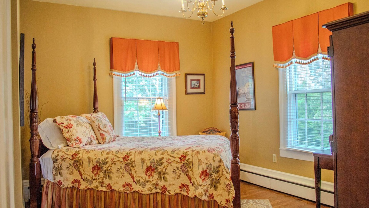 Clinton Apartment | The Magnolia Room - Private Studio w/Ensuite Bath in Historic Downtown Home