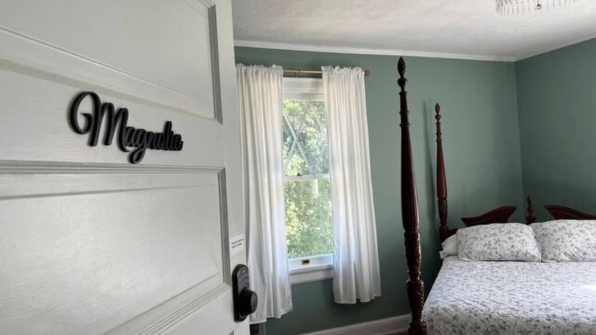 Woodsfield Apartment | The Magnolia Room w/Queen Bed