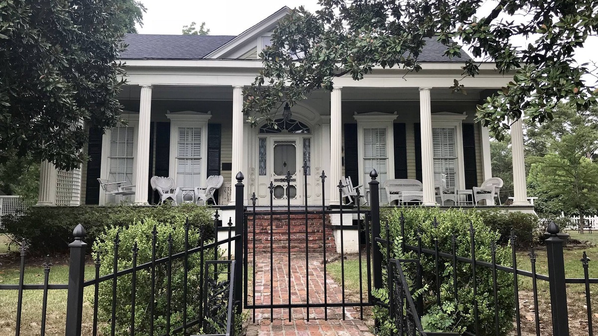 Jefferson House | The Magnolias - A Beautiful Charming Historical Home to relax & make memories!