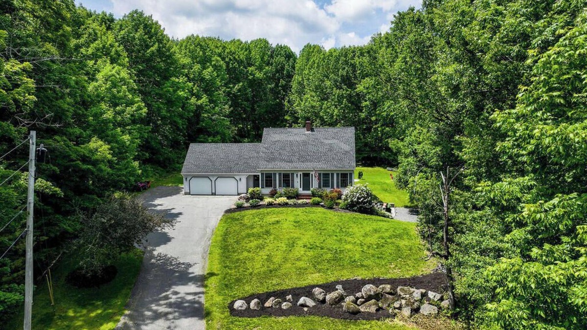 Sidney House | The Maine Experience: Where expansive nature meets modern comfort.