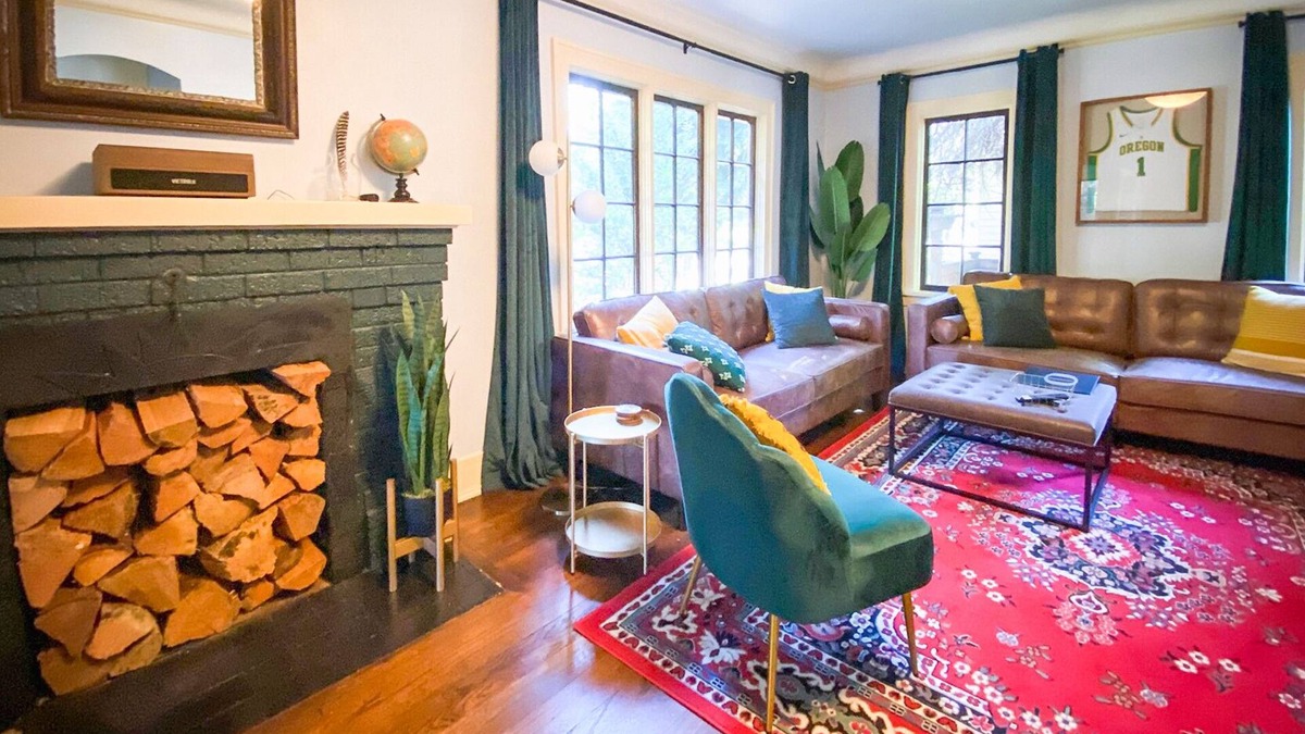 West Eugene House | 🦆 The Mallard Manor | Hip 5 bedroom historic home close to campus