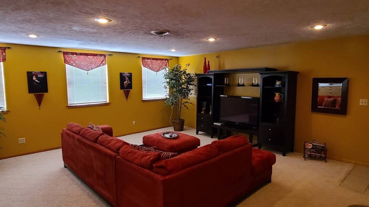Fairbury Apartment | The Manhattan 2BR apartment in historical downtown