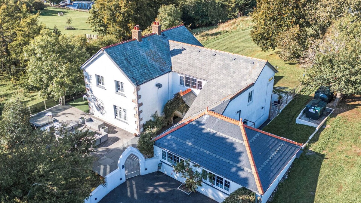 Llandudno Junction Cottage | THE MANOR HOUSE SKERRY VORE, pet friendly, with hot tub in Llandudno
