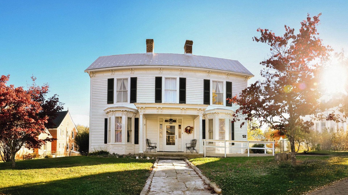 Fincastle House | The Manse on East Main-Historic Fincastle's Newest Guesthouse!