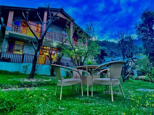 Baheri Hotel | The Manu Emerald #farmhouse #top selling cottage in manali #peaceful heritage cozy stay #lawn with bonfire #most awarded