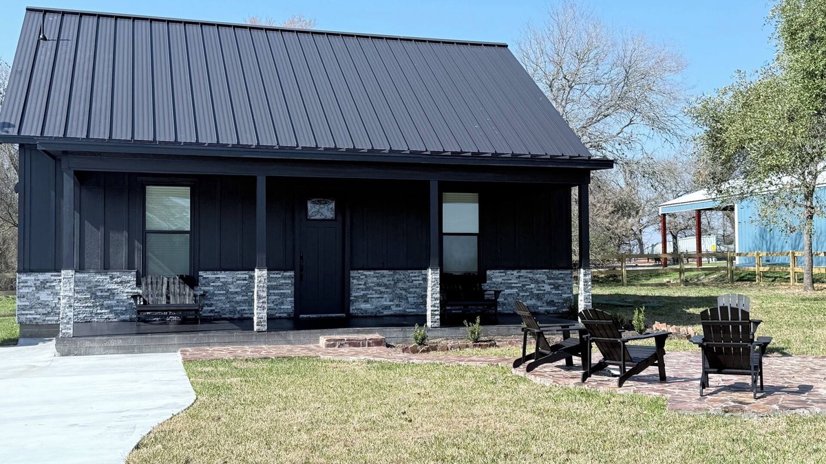 Somerville Cottage | The MarCupial, Modern 2BR near Round Top, Lake Somerville & Aggie Game Day!