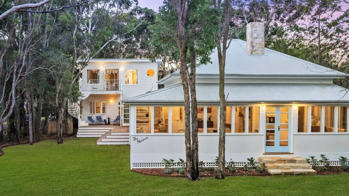 Callala Bay House | 'The Mariner' Waterfront Beach House with Hot Tub