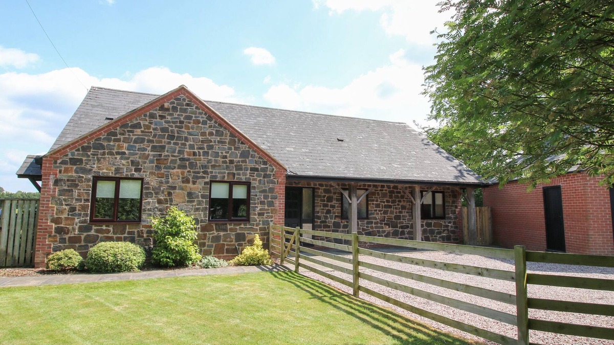 Welshpool Cottage | THE MARSHES, family friendly, with a garden in Guilsfield