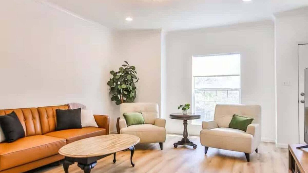 North Overton Apartment | The Matador Flat - 2BR/2.5BA - Sleeps 6