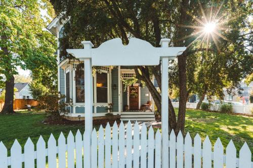Historic Railroad District House | The Matriarch Heritage House- Downtown Ashland