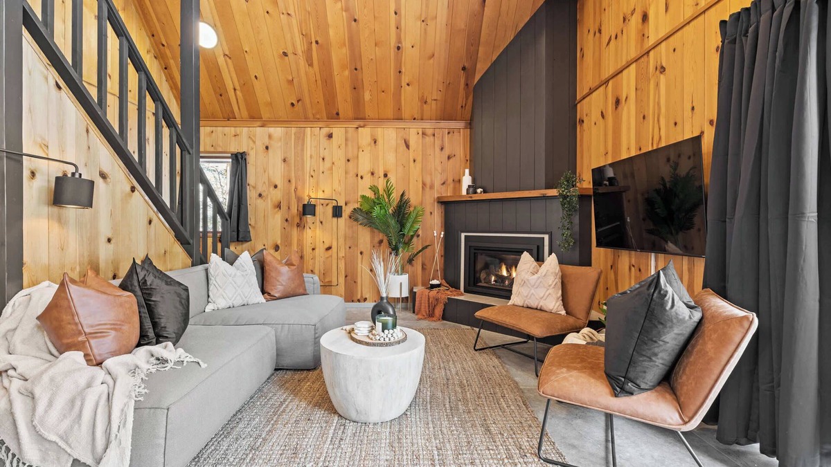 East Kootenay Cabin | The Matterhorn | Hot Tub | Mountain Views | BBQ |