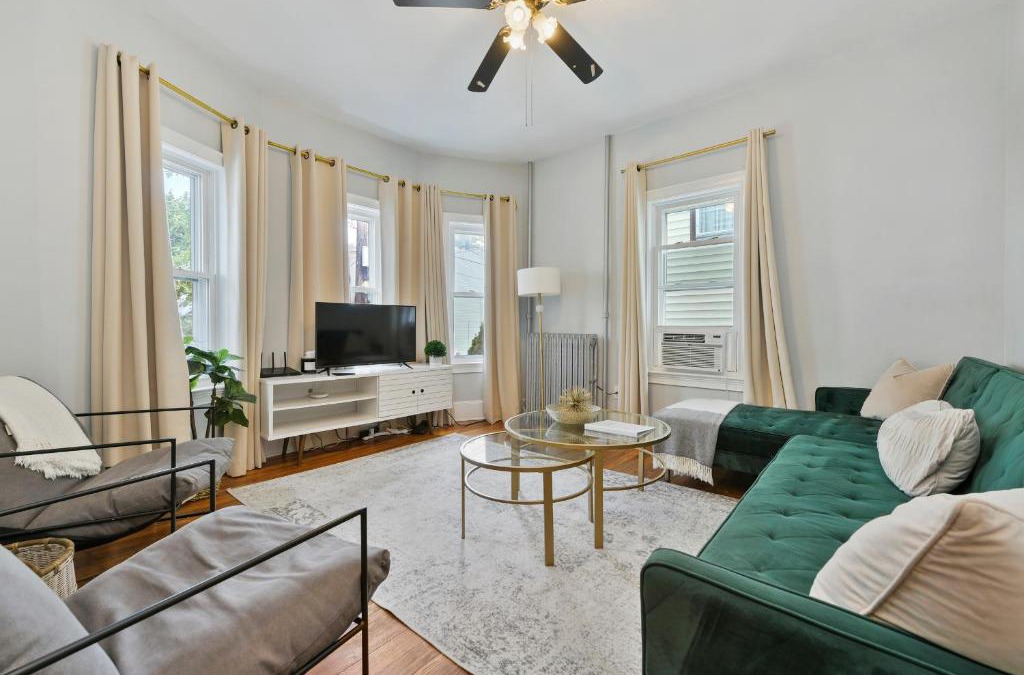 Chelsea Apartment | The Maverick Downstairs - Lux Apartment - Free Parking - 2 Miles From Airport & Downtown Boston