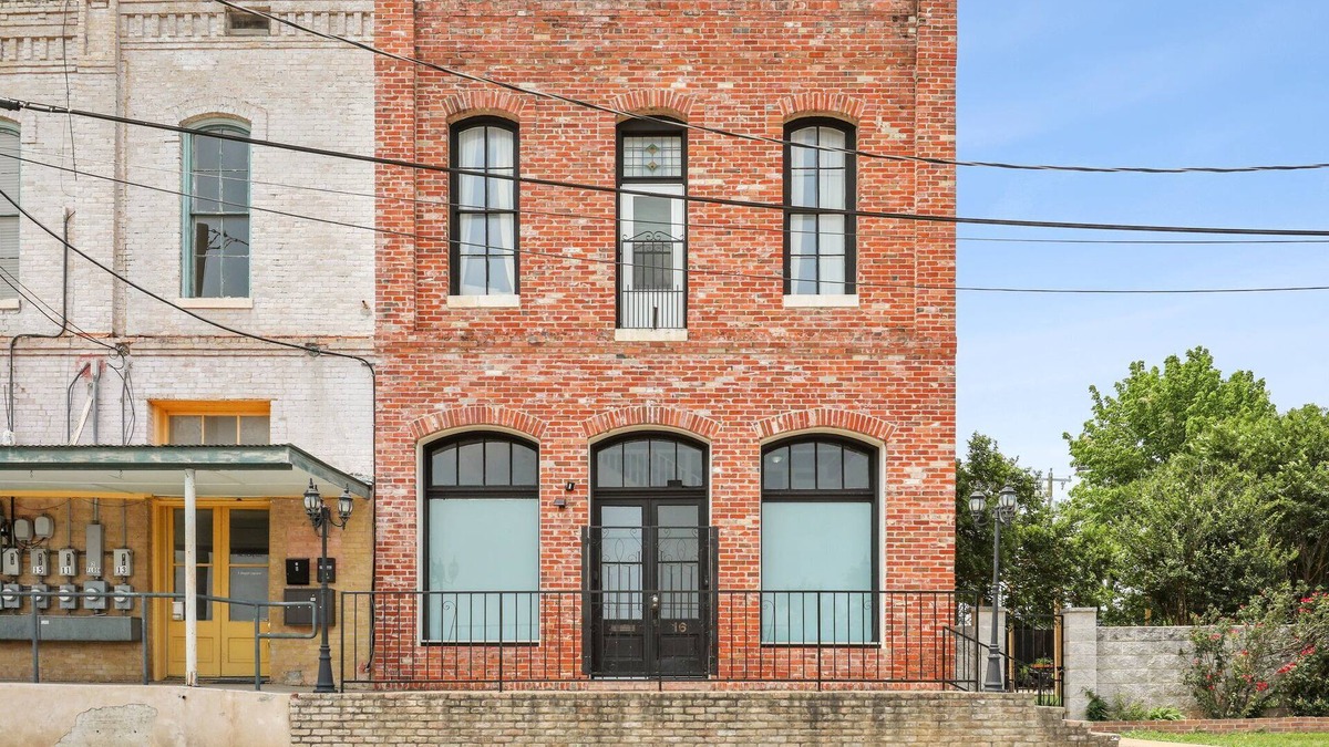 Elgin Villa | The McKinley on Elgin's Historic Main Street