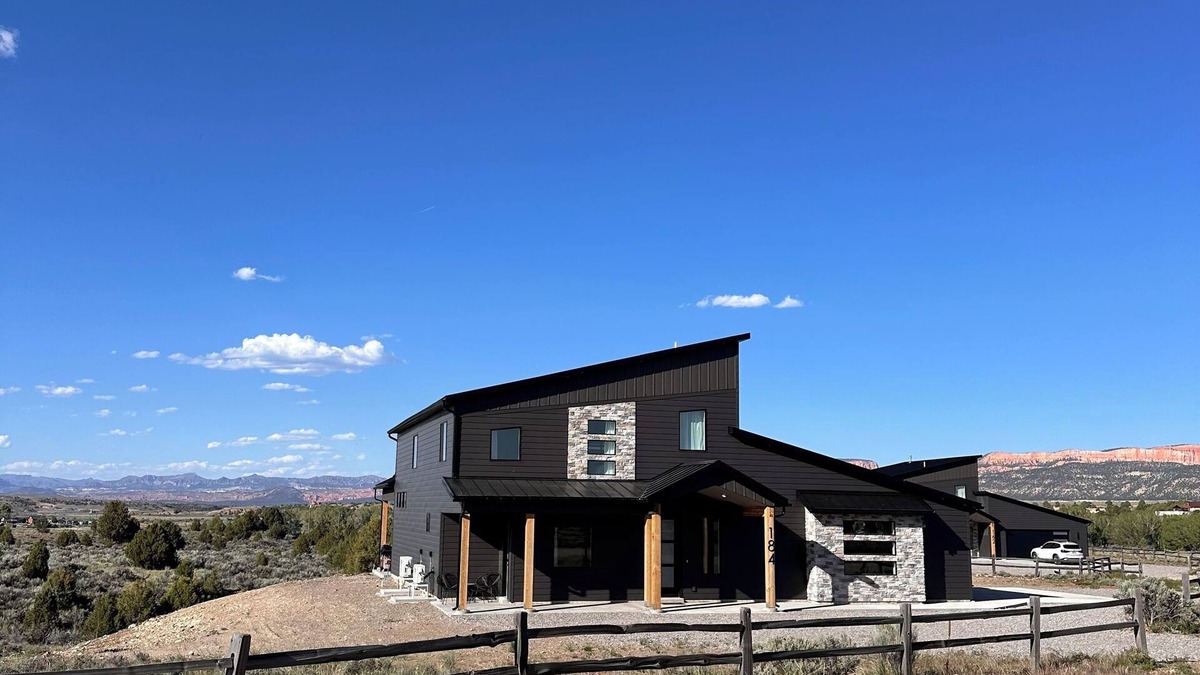 Hatch Cabin | The Meadow - Scenic US-89, Zion & Bryce Canyon, Hot Tub, Starry Nights, Views