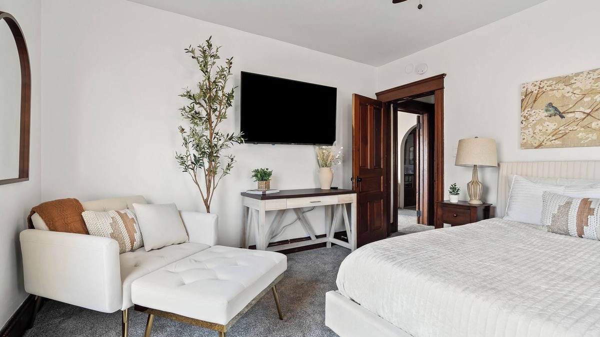 Battle Creek House | The Mediterranean Oasis, A Perfect Comfort Haven - Entire Upper Unit of Duplex