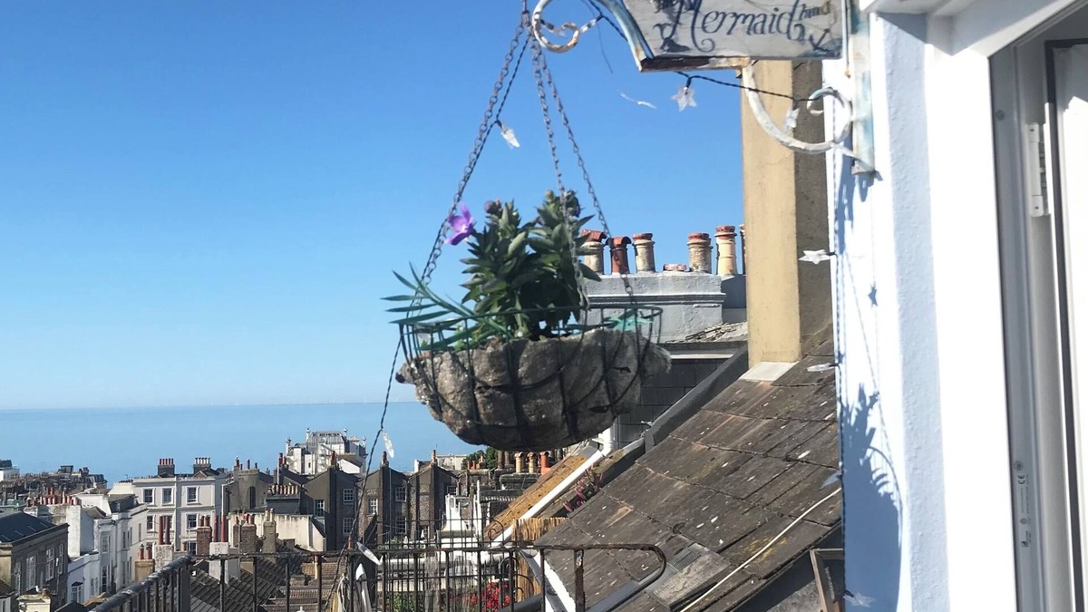 Brighton Apartment | 'The Mermaid Inn Brighton' (slps 3) seaview from each room, near beach & station