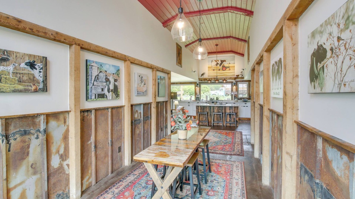 Turnerville House | 'The Michie Milking Parlor' Bedford Hideaway!