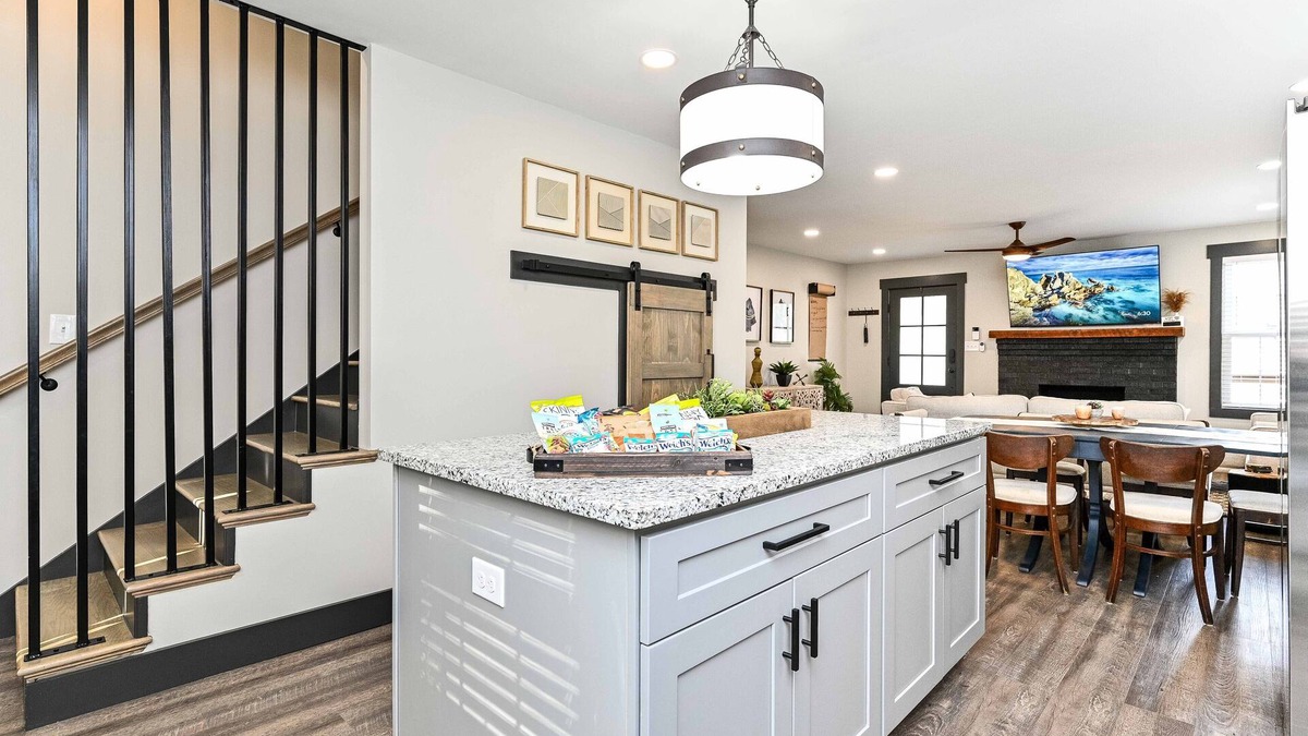 Sans Souci House | The Mid-Mod 3 Miles to Downtown /Furman!