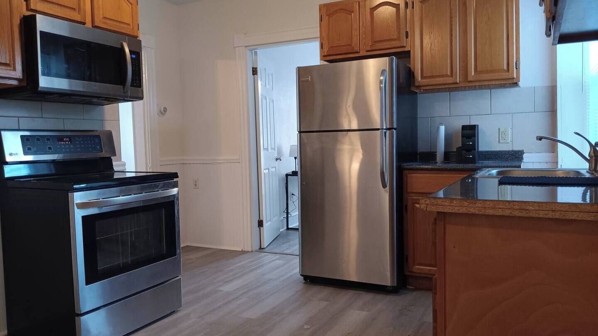 North Providence Apartment | The Middle flight Spacious 4-bedroom apartment with AC in North Providence
