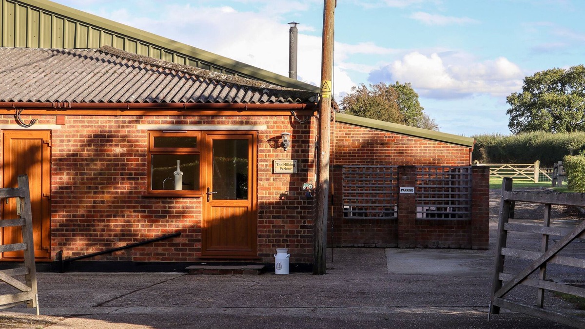 Abbess Roding House | THE MILKING PARLOUR, family friendly in Cranbrook, Kent