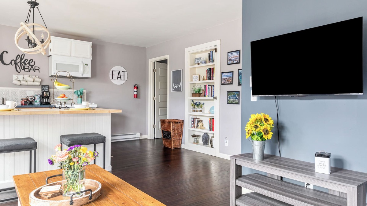 East Jordan Apartment | The Mitten Escape -Dogs Ok, Boyne/Schuss, Petoskey, Chrlevoix, Skiing