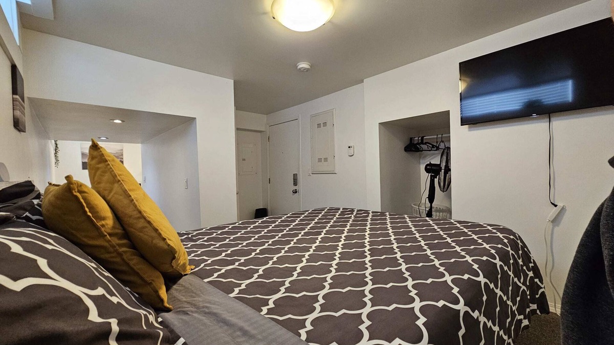 Moose Jaw Apartment | The MJ Tunnel! Renovated Suite, WiF, Parking