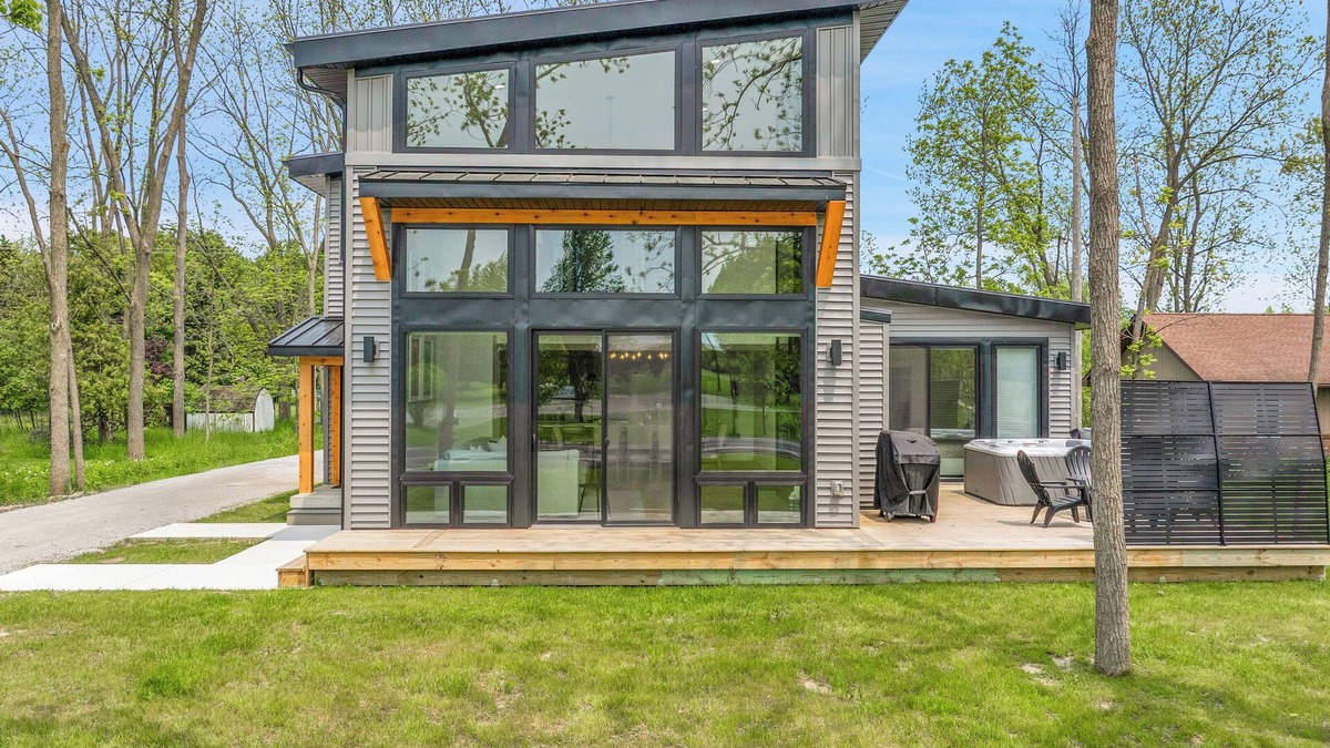Port Sanilac House | The Modern Glass Haus - Main St - DT Port Sanilac, walkable, hot tub open!