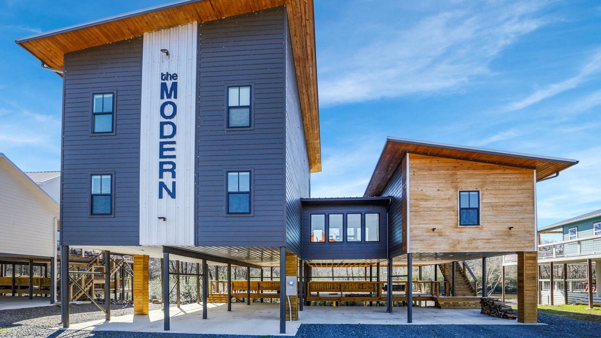 Glenwood House | The Modern: Hammock + Ping Pong + CornHole