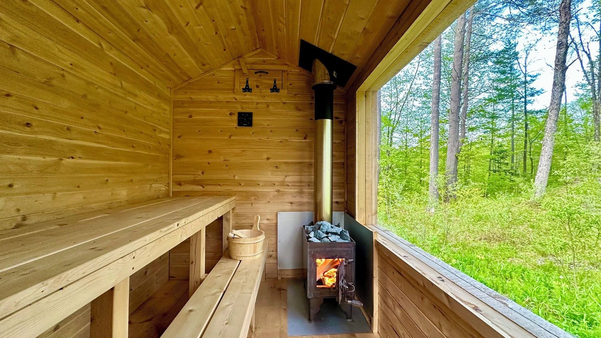 Wardsboro Ski Chalet | The Mont Haus- WOOD FIRED SAUNA - Minutes to Mt. Snow and Stratton!