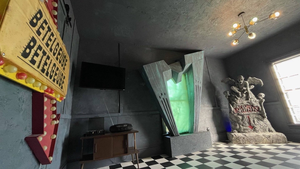 Oakland House | The Moonlight Manor - a themed hideaway!