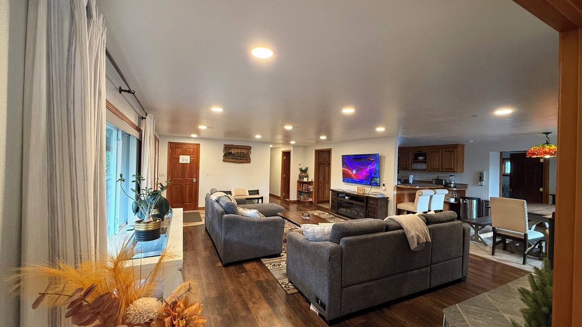 Huffman - O' Malley Cabin | The Moose Pad, Rustic Luxury, serene setting, Spacious 4bed/2bath, Sleeps 12+