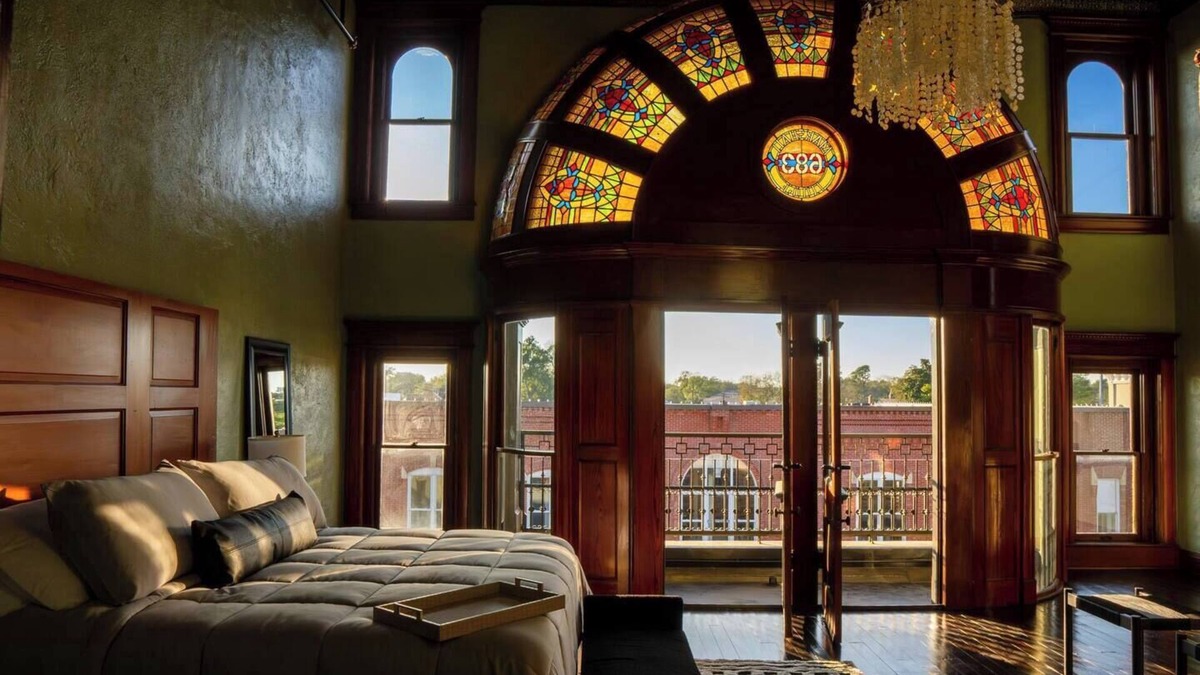 Marshall Apartment | THE MOST BEAUTIFUL SUITE IN HISTORICAL DOWNTOWN MARSHALL, WITH ALL THE AMENITIES