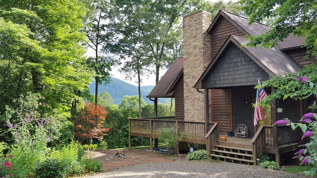 Hiawassee Cabin | The Mountain Laurel |Gorgeous Year-Round Mountain View, Hot Tub, Fire Pit, Games