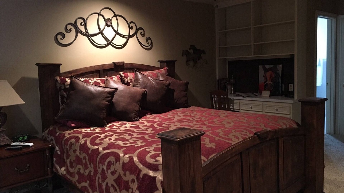 Uvalde Bed & Breakfast | The Mustang - luxury w/a balcony